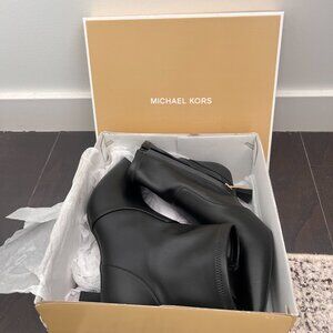 Michael Kors Womens Size 8 Black Leather ankle bootie w/ gold zipper 2 inch heel